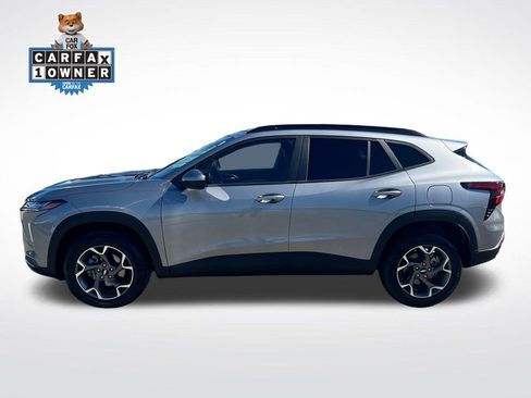 Used 2025 Chevrolet Trax LT w/ LT Convenience Package FWD image 2