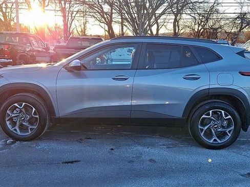 Certified 2025 Chevrolet Trax LT w/ Driver Confidence Package image 5