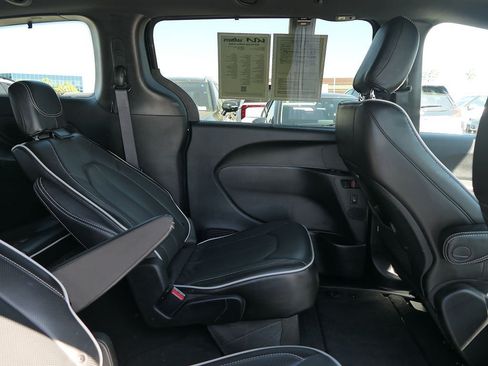 Used 2025 Chrysler Pacifica Limited FWD image 23