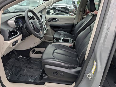 Used 2023 Chrysler Pacifica Touring-L FWD image 16