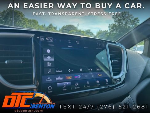 Used 2025 Chrysler Pacifica Select FWD image 18