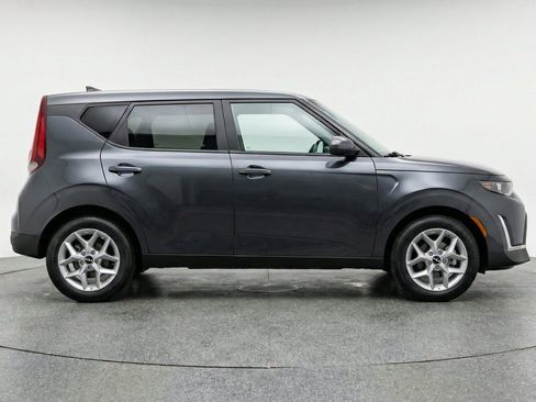 Used 2025 Kia Soul LX w/ LX Technology Package FWD image 11