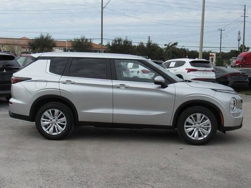 New 2026 Mitsubishi Outlander ES FWD image 2