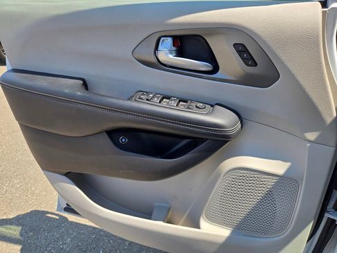 Used 2024 Chrysler Pacifica Limited FWD image 23