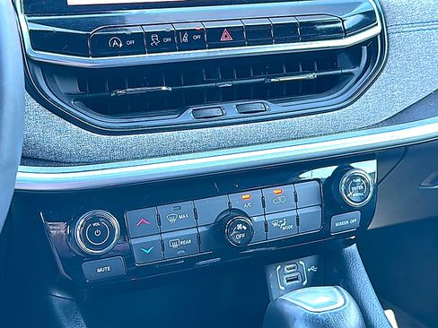 Used 2024 Jeep Compass Latitude image 33