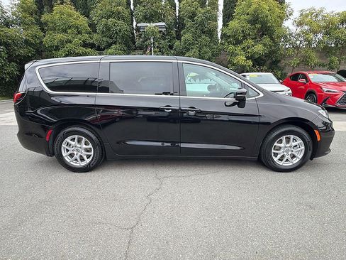 Used 2024 Chrysler Pacifica Touring-L FWD image 3
