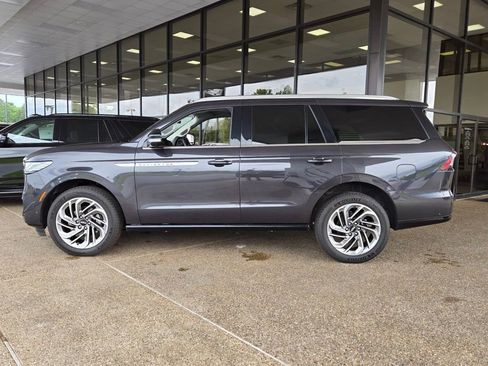 Used 2025 Lincoln Navigator Reserve AWD/4WD image 2