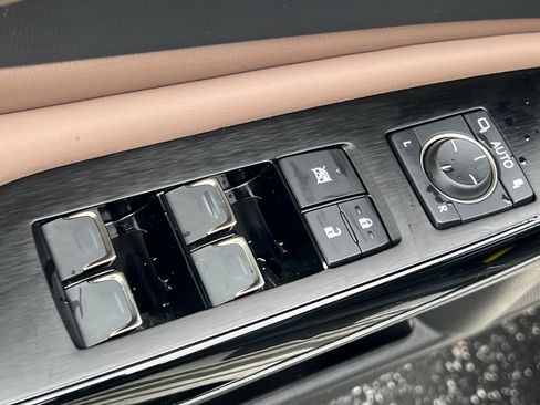 Used 2025 Lexus ES 300h w/ Premium Package image 17