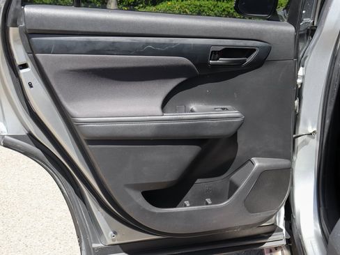 Used 2022 Toyota Highlander LE image 30