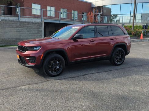 Used 2024 Jeep Grand Cherokee Altitude image 3