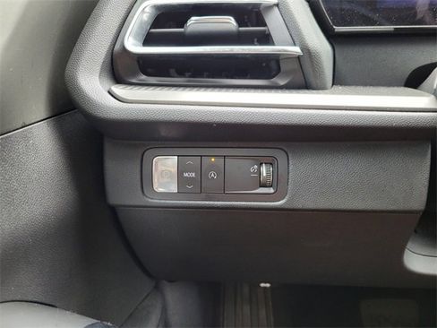 Used 2025 Chevrolet Traverse LT image 39