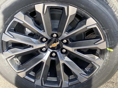 New 2026 Chevrolet Suburban High Country image 3