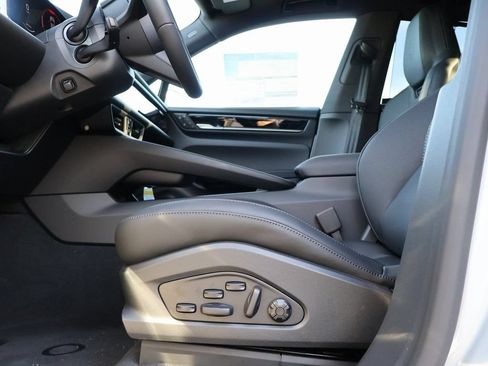 Certified 2025 Porsche Macan 4S Electric AWD/4WD image 38