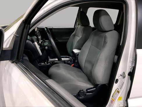 Used 2018 Toyota Tacoma SR5 AWD/4WD image 8