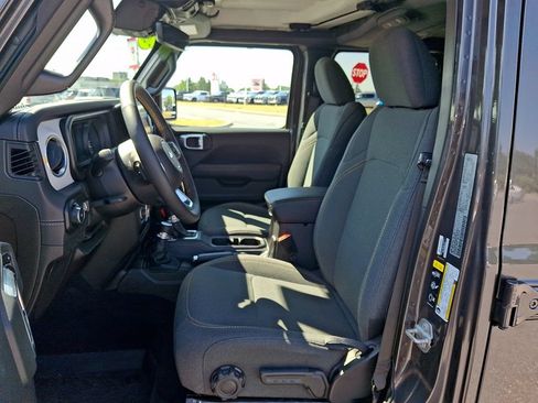 Used 2025 Jeep Wrangler Unlimited Sahara w/ Safety Group AWD/4WD image 14