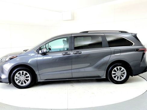 Certified 2025 Toyota Sienna LE AWD/4WD image 3