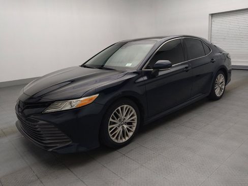 Used 2018 Toyota Camry XLE FWD image 2