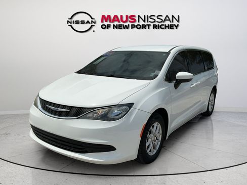Used 2019 Chrysler Pacifica LX FWD image 3