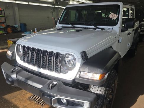 Used 2024 Jeep Gladiator Sport image 2