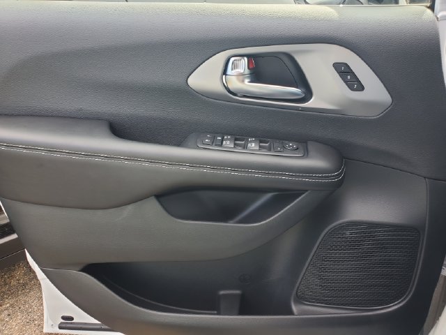 New 2027 Chrysler Pacifica Select FWD image 20