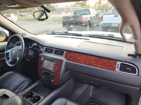 Used 2013 Chevrolet Avalanche LT image 38