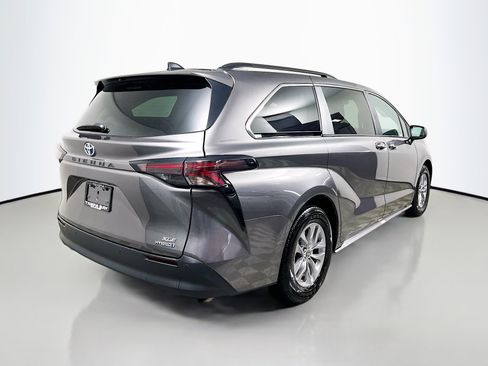 Used 2024 Toyota Sienna XLE image 4