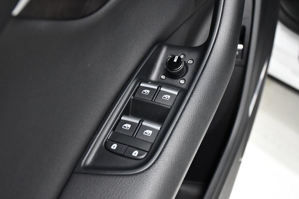 Used 2019 Audi Q8 Premium Plus w/ Premium Plus AWD/4WD image 18