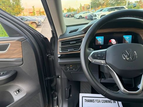 Used 2025 Volkswagen Atlas SE AWD/4WD image 26