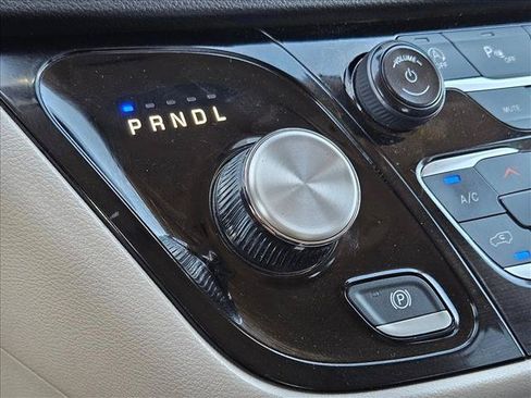 Used 2024 Chrysler Pacifica Touring-L FWD image 17