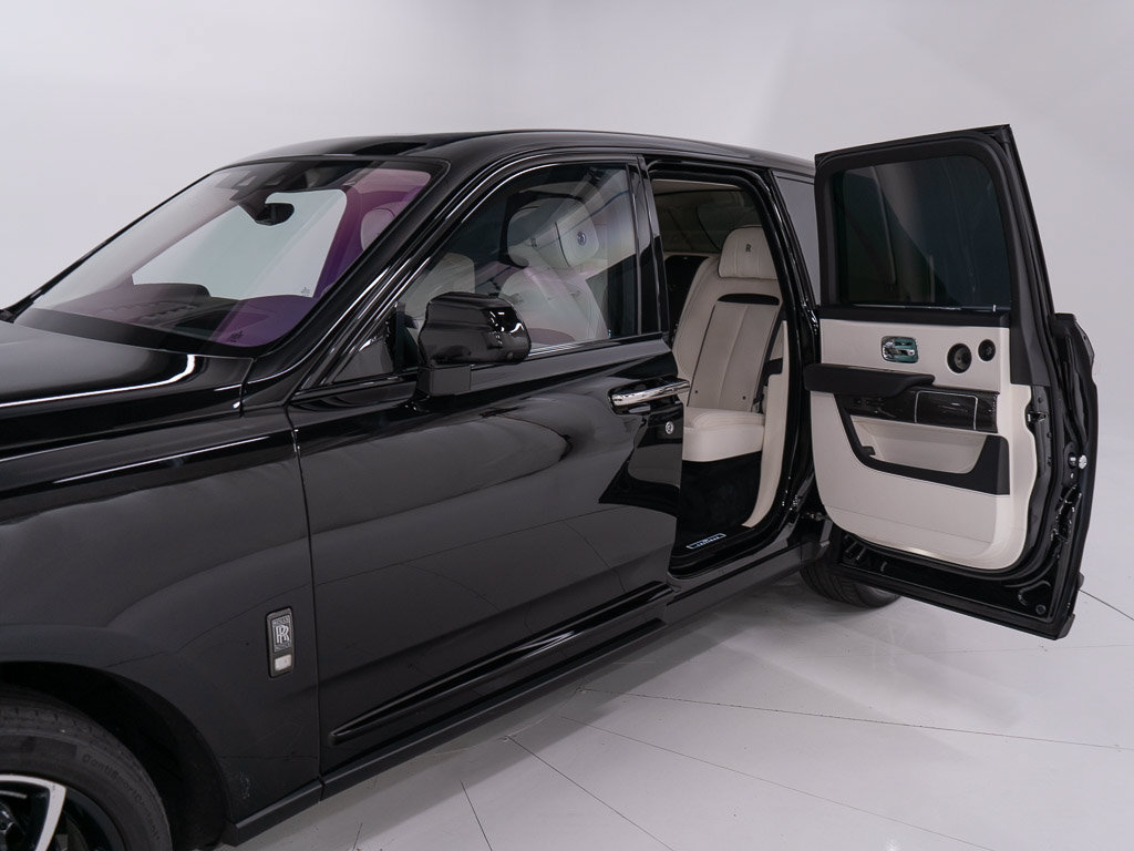 Certified 2022 Rolls-Royce Cullinan Black Badge w/ Dark Exterior Package AWD/4WD image 21