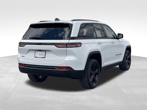 Used 2023 Jeep Grand Cherokee Altitude AWD/4WD image 4