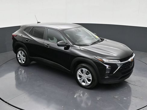 Used 2025 Chevrolet Trax LS FWD image 18