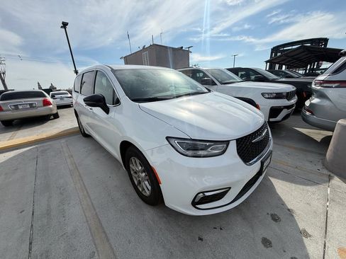 Used 2026 Chrysler Pacifica Select FWD image 3