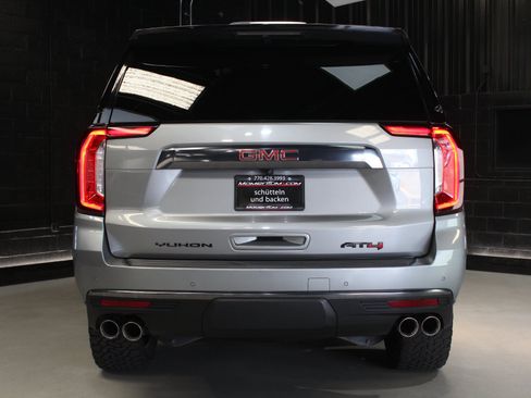 Used 2023 GMC Yukon XL AT4 w/ Technology Package AWD/4WD image 11