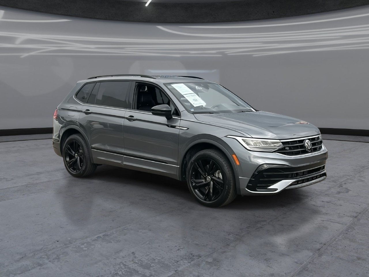 Used 2024 Volkswagen Tiguan SE R-Line FWD image 2