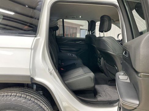 Used 2024 Jeep Grand Cherokee Laredo AWD/4WD image 27