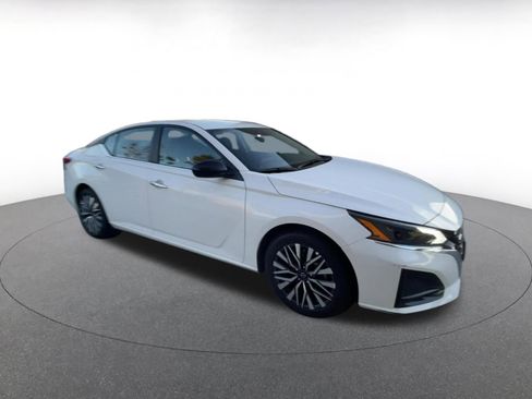 Used 2025 Nissan Altima 2.5 SV FWD image 2