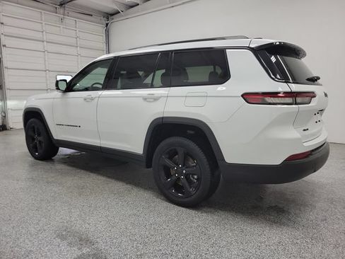 Used 2023 Jeep Grand Cherokee L Limited w/ Black Appearance Package AWD/4WD image 4