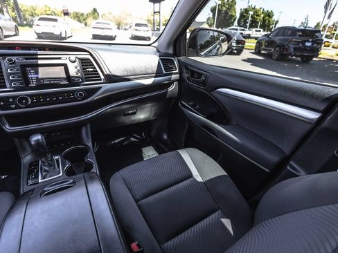 Used 2019 Toyota Highlander LE AWD/4WD image 24