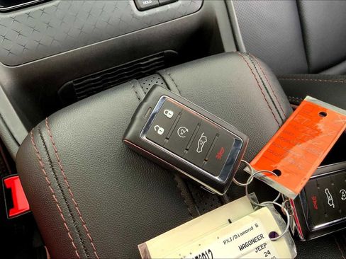 Used 2024 Jeep Wagoneer Launch Edition image 27