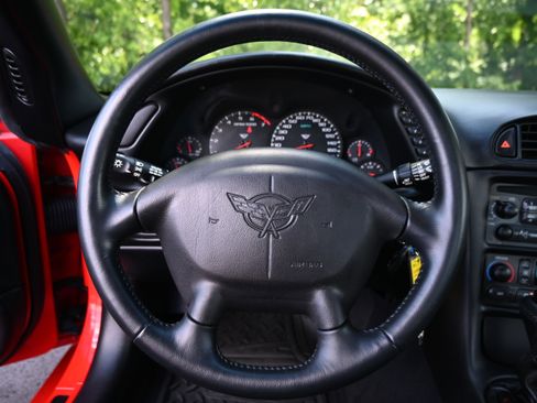 Used 2004 Chevrolet Corvette Coupe RWD image 17