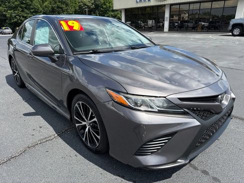 Used 2019 Toyota Camry SE FWD image 1