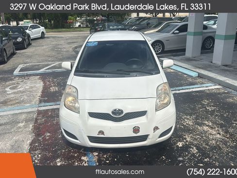 Used 2010 Toyota Yaris 4-Door Hatchback FWD image 3
