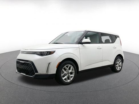 Used 2025 Kia Soul LX w/ LX Technology Package FWD image 3