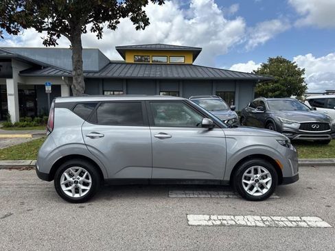 Used 2025 Kia Soul LX w/ LX Technology Package FWD image 8