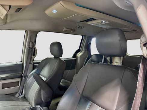 Used 2008 Chrysler Town & Country Touring FWD image 16