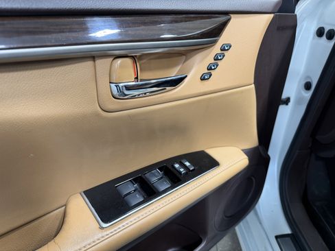 Used 2016 Lexus ES 350 w/ Luxury Package w/Wood Trim FWD image 11