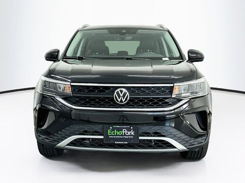 Used 2023 Volkswagen Taos SE w/ Panoramic Sunroof Package AWD/4WD image 2