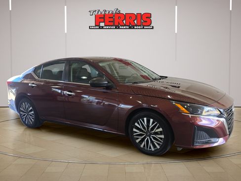 Used 2024 Nissan Altima 2.5 SV FWD image 3