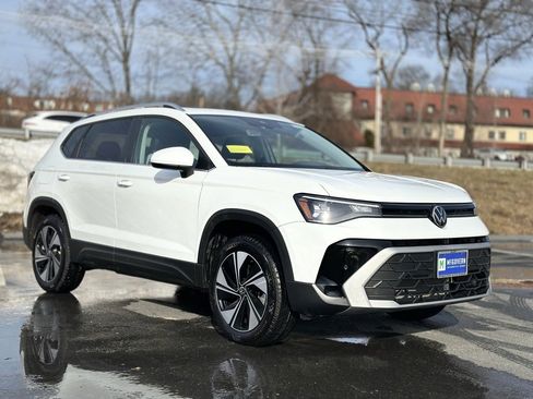 Used 2025 Volkswagen Taos SE w/ Panoramic Sunroof Package image 2